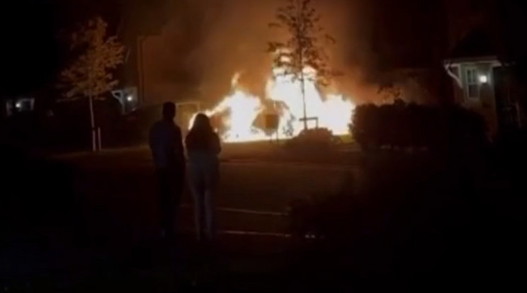Felrobbant egy vadonatúj elektromosautó egy családi ház felhajtóján / Fotó: DailyMail/pillanatkép a videóból