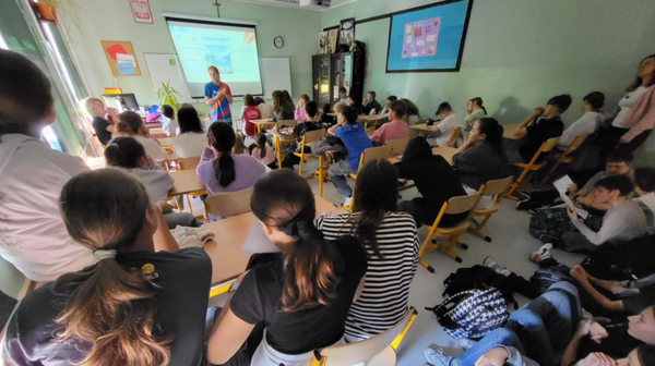 Julia Limanówka, instruktorka Aquaparku, podczas prezentacji w SP 23 na ul. Przystankowej. 