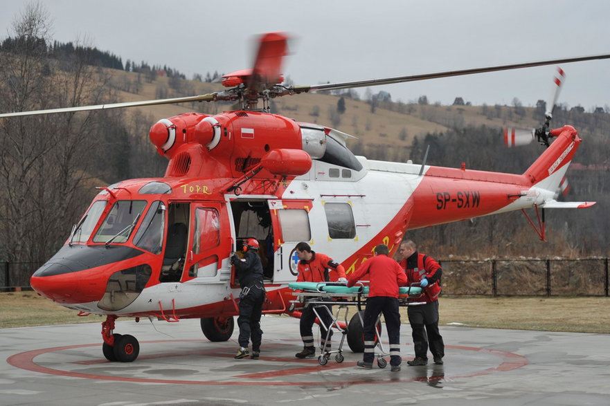 Ratownicy TOPR transportują "Sokołem" poszkodowanych w lawinie pod Rysami, 30.12.2009 r.