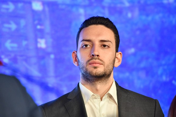 PSG: Vandalizovan ulaz u centralne prostorije stranke u Beogradu i uništena tabla sa imenom (FOTO)