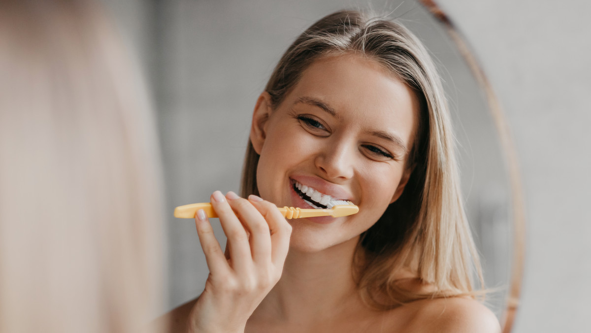 Pasta za mniej niż 5 zł wybiela aż o 6 odcieni. Jest bezpieczna dla szkliwa