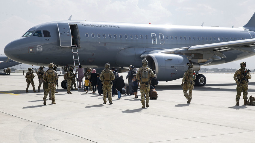 Fegyveresek foglaltak el egy menekítésre küldött gépet Kabulban