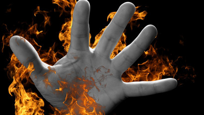 Döbbenet: felgyújtottak egy nőt Romániában, mert boszorkánynak hitték