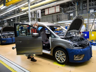 COVID-19 mocno doświadczył producentów samochodów. W czerwcu sprzedaż aut nadrobiła część strat spowodowanych pandemią. Na zdjęciu wznowienie produkcji w fabryce Volkswagena. Poznań, 27 kwietnia 2020 r.