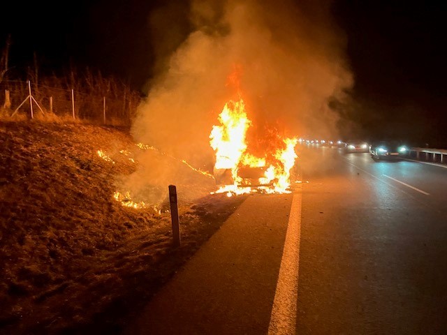 Na rýchlostnej ceste R1 pri Nitre horelo osobné motorové vozidlo.