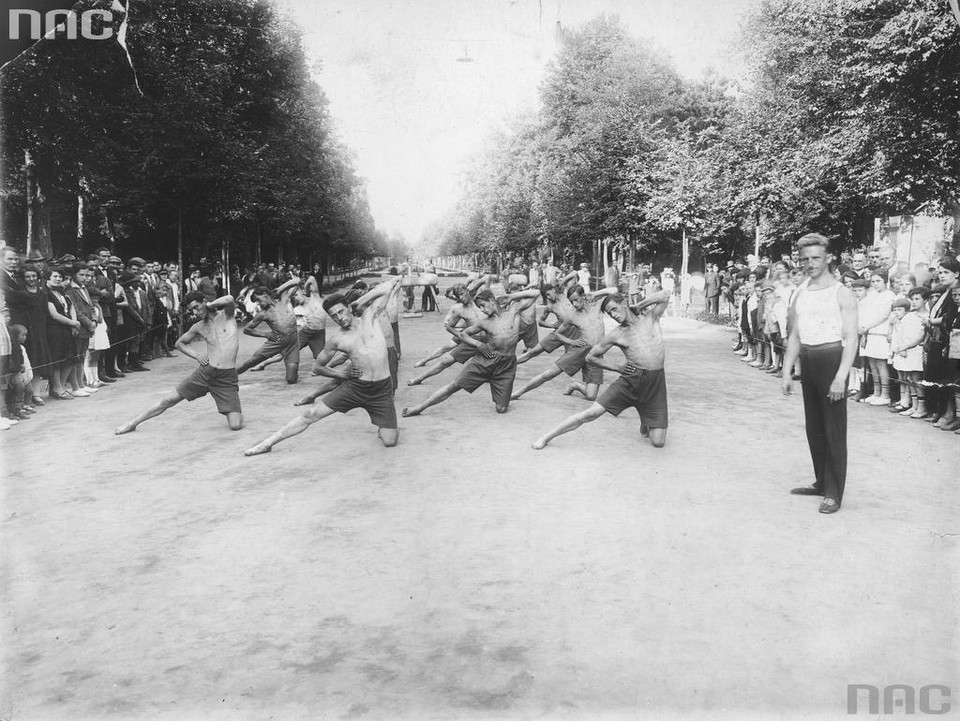Ciechocinek w 1927 r. - pokaz gimnastyczny w parku z okazji "Dni Zdrowia"