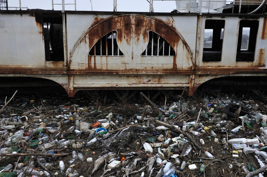 Ruinirana u požaru, ostavljena u otpadu