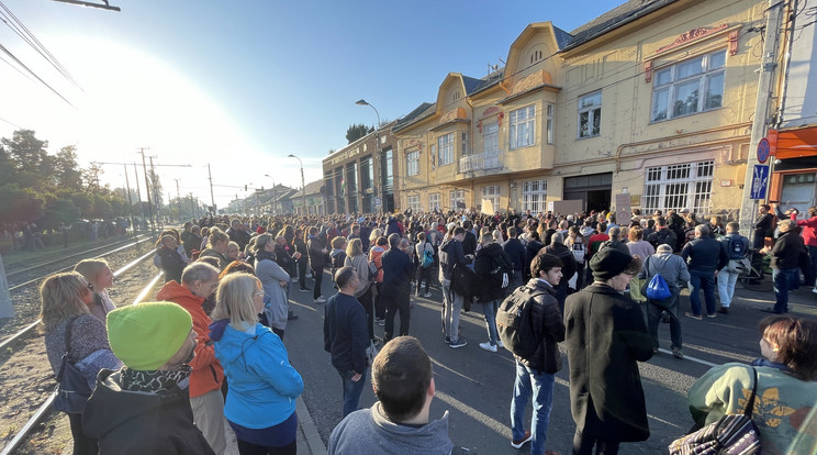 Október 5-én  ezer fős szimpátiatüntetés kiséretében vette át a Gimnázium 24 tanára a tankerületi vezetőtől a figyelmeztető levelet /Fotó:Marczali László