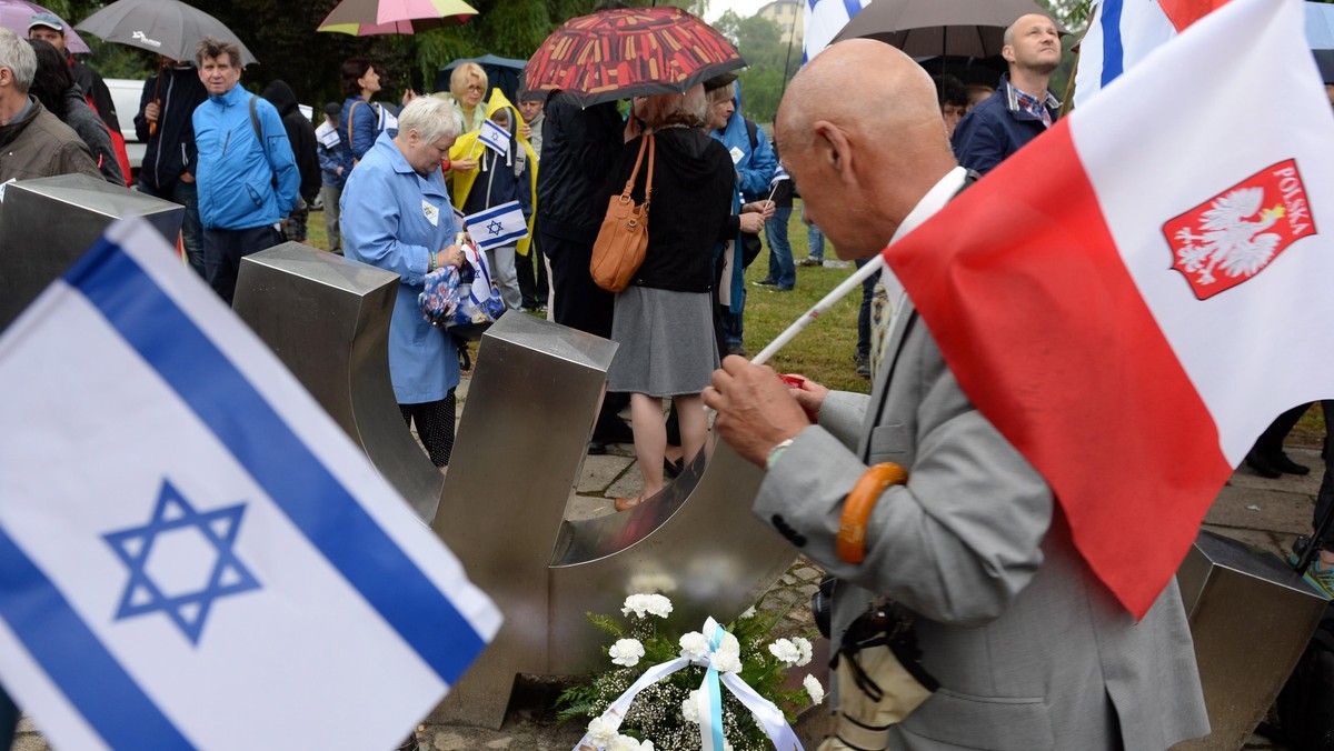 menora kielce polska izrael żydzi żyd flagaspotkanie przy pomniku Menora