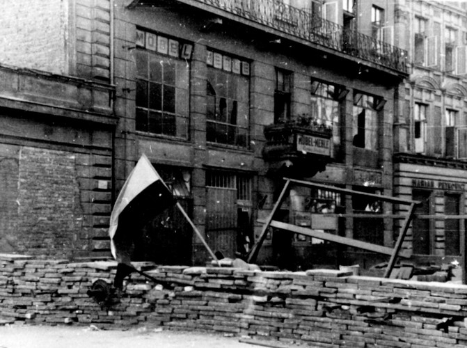 Warszawa 1944, powstańcza barykada