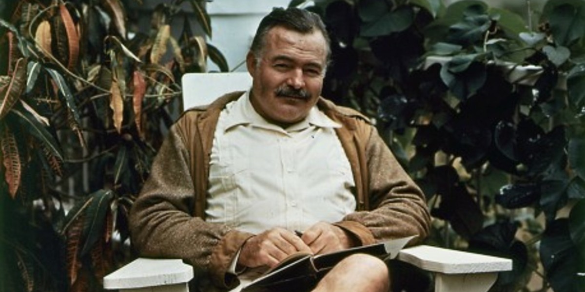 Na zdjęciu: Ernest Hemingway w swoim domu na Kubie (1951 r.)