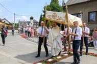 Procesja w Boże Ciało w miejscowości Klucz. W trzech wsiach należących do parafii w Kluczu procesje tradycyjnie przeszły wzdłuż ułożonych przez mieszkańców kwietnych kobierców.