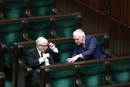 Prezes PiS Jarosław Kaczyński (L) i wicepremier, minister nauki i szkolnictwa wyższego Jarosław Gowin