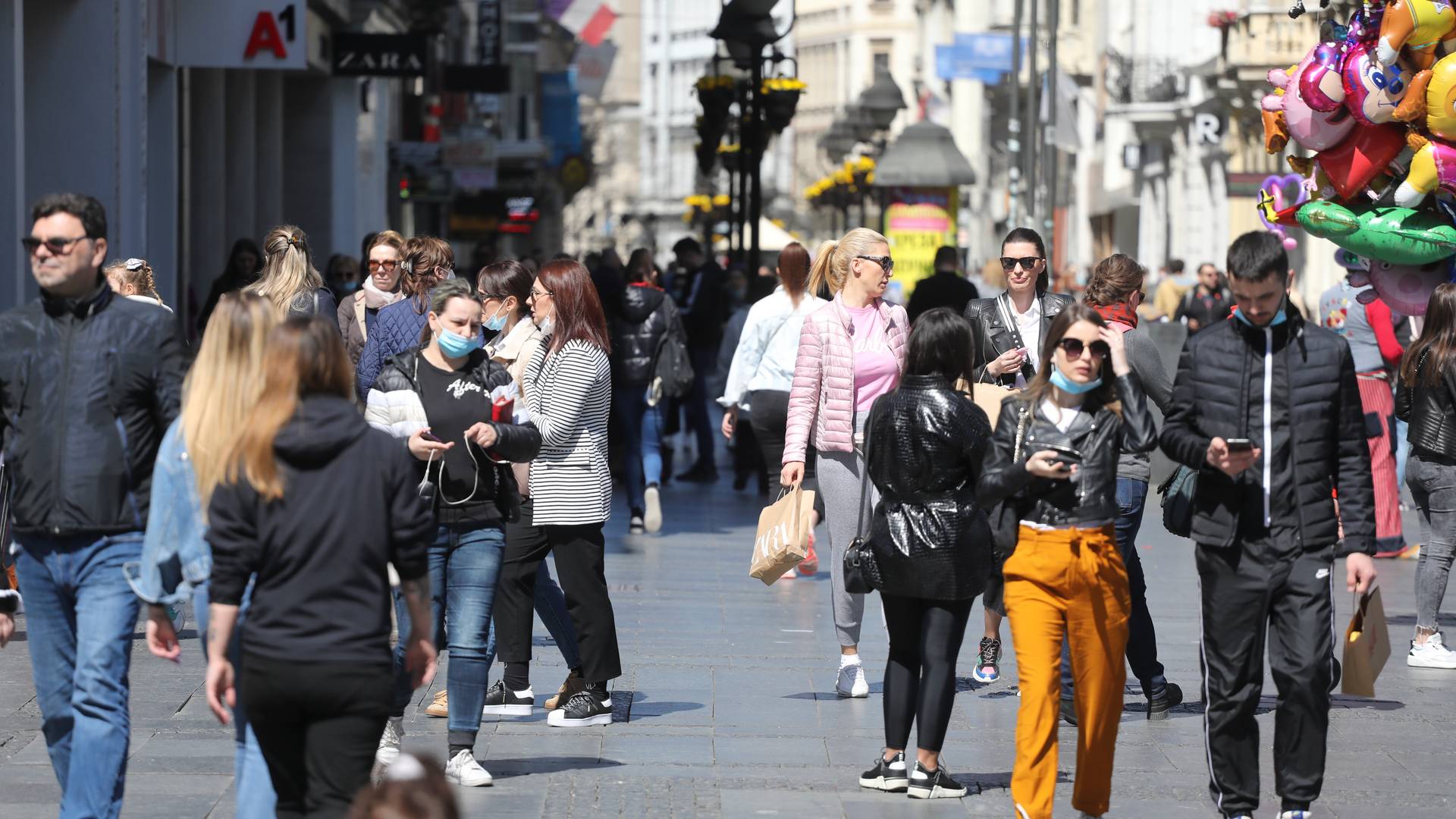 Prvi vikend nakon popuštanja mera u Beogradu izgleda kao da se život vratio u normalu - bašte lokala i šetališta krcati