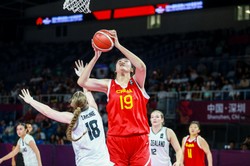 17-letnia chińska koszykarka porównywana do słynnego Yao Minga. Ma 220 cm wzrostu