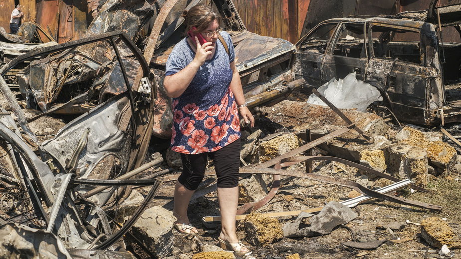 Mieszkanka Mikołajowa ogląda zniszczenia po rosyjskim ataku rakietowym, czerwiec 2022 r.