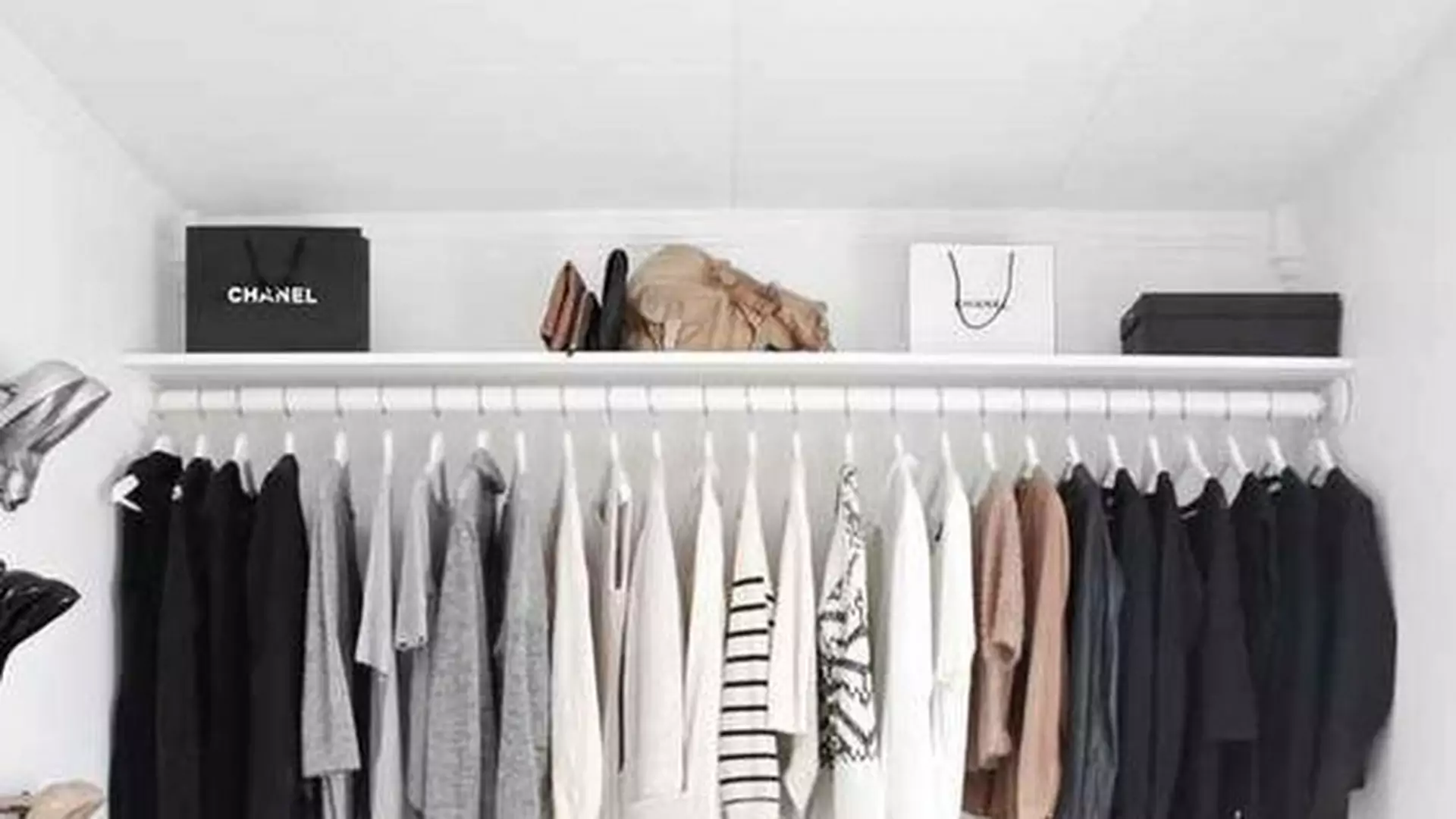 Szafy wszystkich minimalistek wyglądają tak samo: garderoba kapsułowa. Tylko 37 ubrań!
