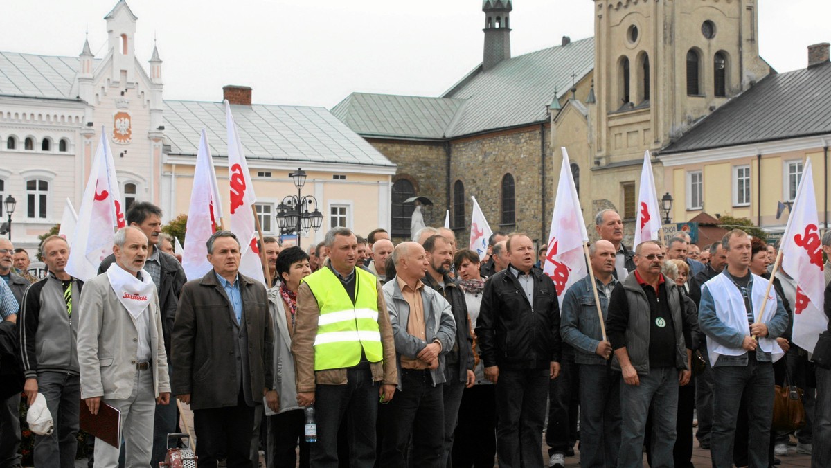 Pracownicy będącej w upadłości fabryki Autosan z Sanoka (Podkarpackie) przed świętami Bożego Narodzenia otrzymają zaległe należności z tytułu m.in. skrócenia okresu wypowiedzenia. Pieniądze wypłacone będą z Funduszu Gwarantowanych Świadczeń Pracowniczy.