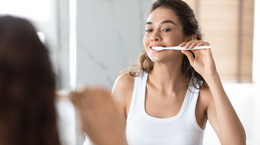 Jak usunąć osad na zębach? Te rady od dentystki mogą się przydać