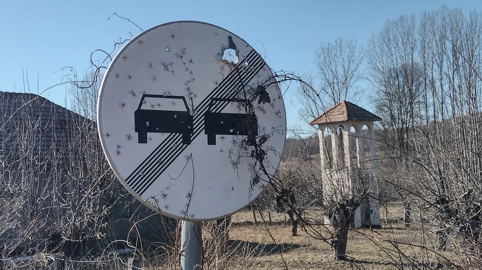 Izešetan znak ispred crkve u Paligracu 