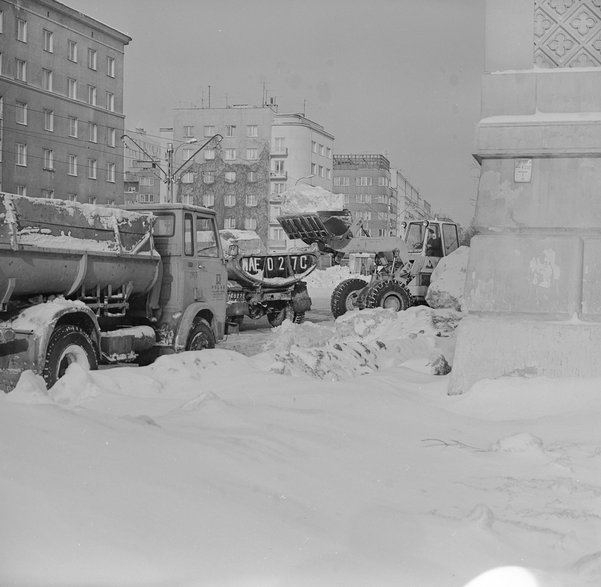 Odśnieżanie ul. Puławskiej w Warszawie, 1978 rok (Narodowe Archiwum Cyfrowe, Archiwum Grażyny Rutowskiej, sygnatura: 3/40/0/14/154).