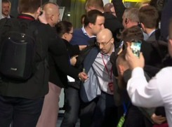 Przepychanka ze sztabowcami PiS przed debatą. Tuż za nimi Szydło [WIDEO]