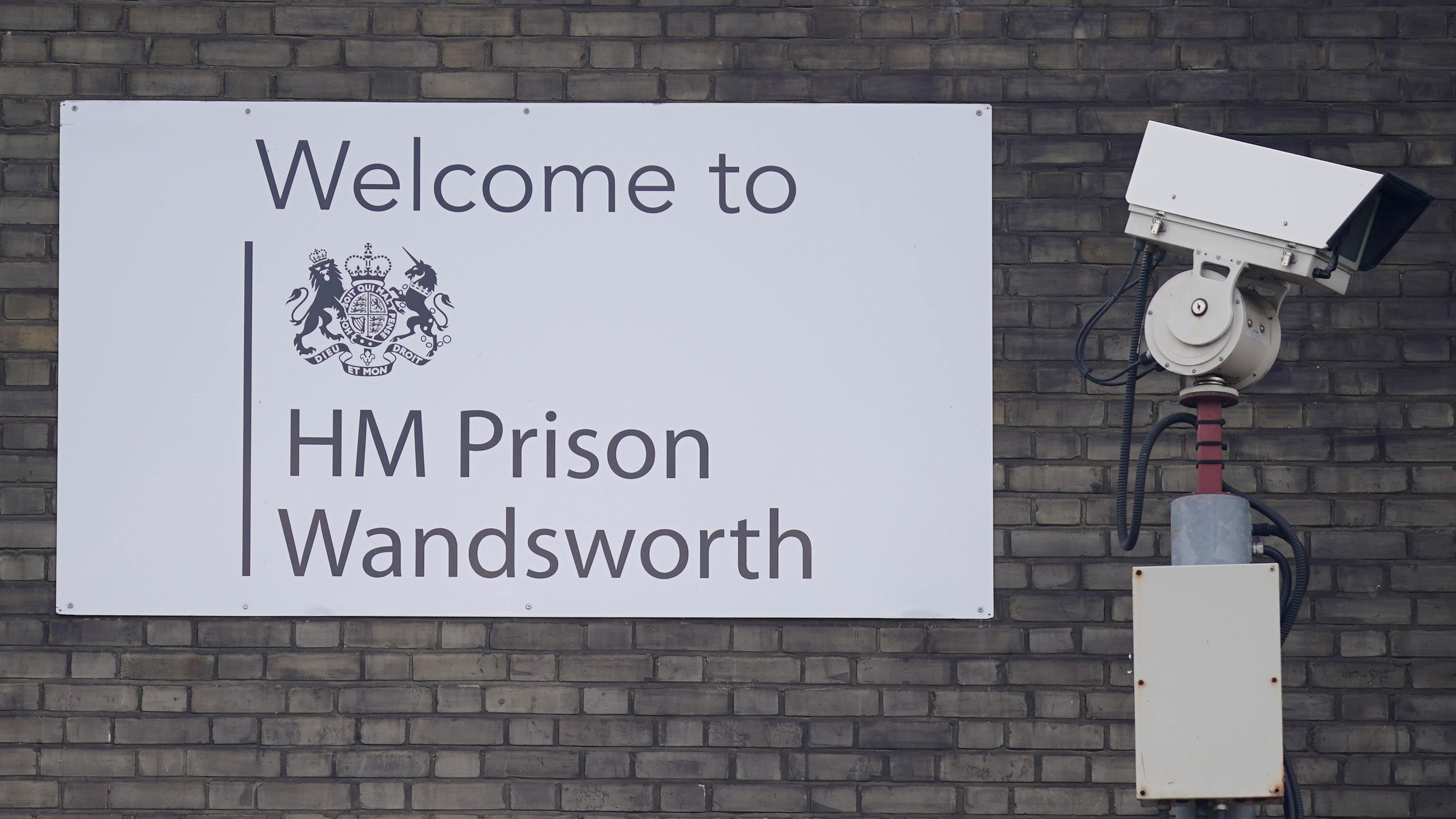 2 inmates mistakenly freed from London prison - manhunt underway