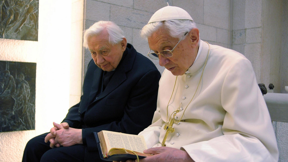 Podczas środowej audiencji generalnej w Watykanie wierni z wielu krajów złożyli Benedyktowi XVI życzenia z okazji 85. urodzin i przypadającej w czwartek siódmej rocznicy wyboru. Dziękując, papież poprosił o wsparcie i modlitwę w intencji swojej posługi.