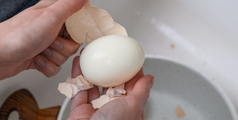 Tak szybko obierzesz jajko. Nie musisz moczyć go w occie ani w soli