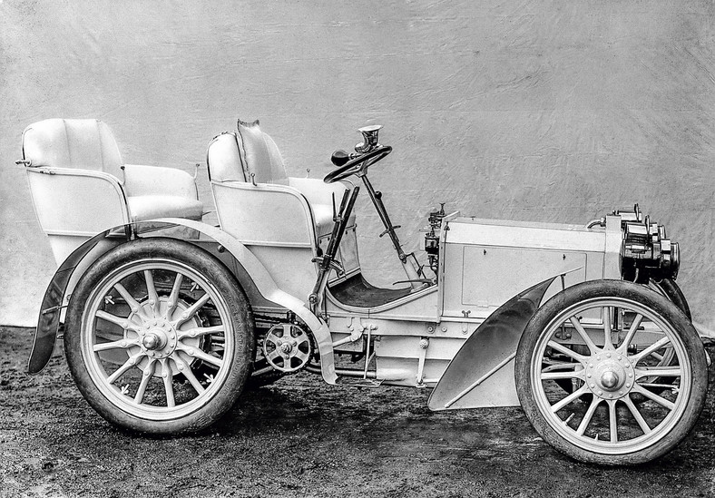 Zrobiony dla Jelinka w 1900 roku Mercedes 35 PS był samochodem wskazującym trendy na całe lata.