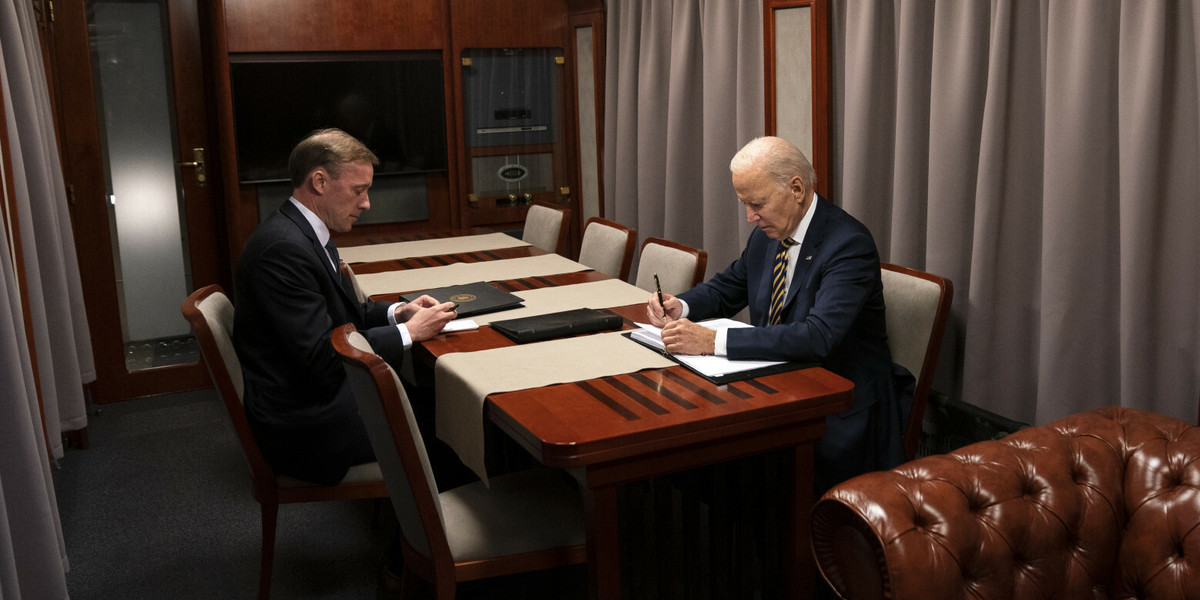 Prezydent Joe Biden do Polski przyjechał w poniedziałek wieczorem pociągiem wyremontowanym przez bydgoską Pesę.