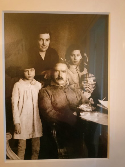 Józef Piłsudski z żoną i córeczkami