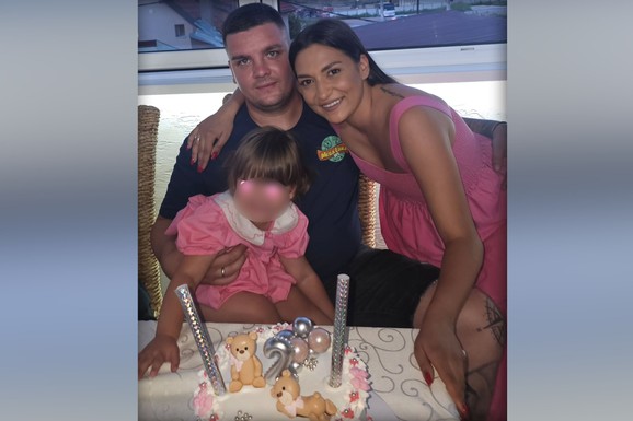 DŽEJEVA ĆERKA SLAVI DRUGI ROĐENDAN NASLEDNICI! Marija Ramadanovski u zagrljaju muža, a kad vidite tortu i malu Miju, ISTOPIĆETE SE