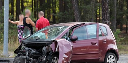 Małe auto wbiło się pod tira. Niewiele z niego zostało