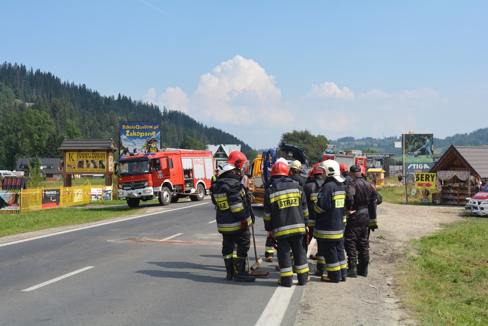 Wypadek na zakopiance. Autokar z dziećmi zderzył się z autem osobowym