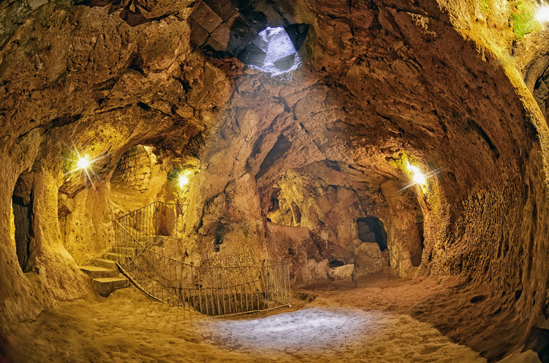 Podziemne miasto Derinkuyu. Jaskinia wydrążona w skale. Kapadocja