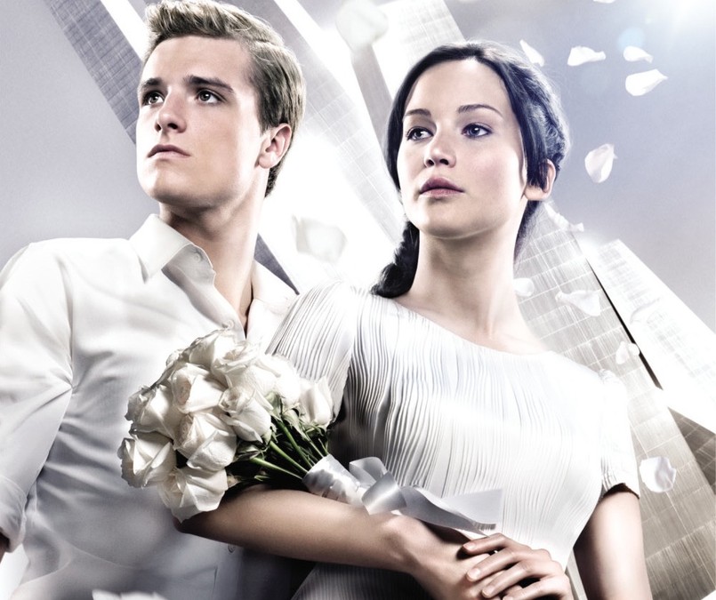 W drugiej części "Igrzysk śmierci" Katniss (Lawrence) i Peeta (Josh Hutcherson), którzy odbywają Tournee Zwycięzców, dowiadują się o fali zamieszek. Tymczasem trwają przygotowania do rocznicowych, 75. Głodowych Igrzysk, które mają pomóc Kapitolowi odzyskać pełną kontrolę nad państwem Panem