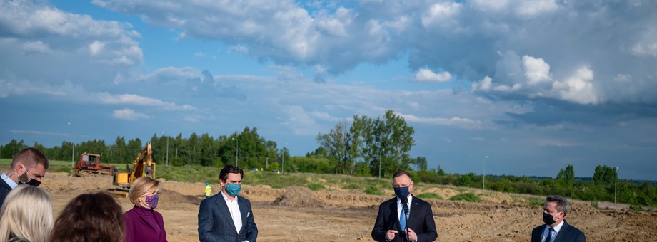 Specjalne Strefy Ekonomiczne nie spełniały swoich zadań - twierdzi NIK. Nie przeszkadza to politykom na pokazywanie się przy okazji inwestycji - tutaj prezydent Andrzej Duda na tle budowy zakłady w Starachowickiej SSE