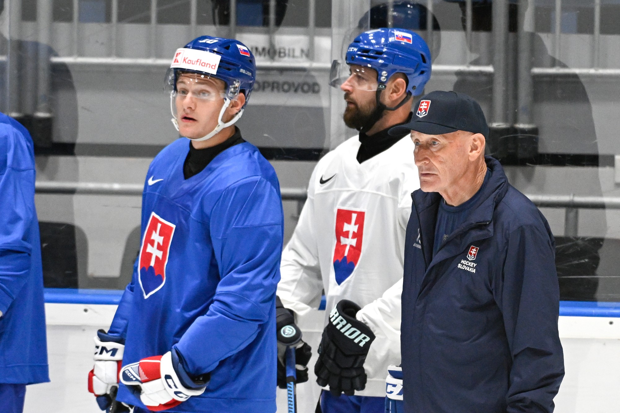 Sprava tréner Craig  Ramsay, hráči Tomáš Tatar a Adam Sýkora počas tréningu slovenskej hokejovej reprezentácie.