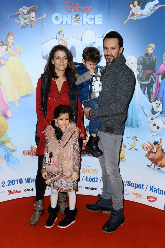 Rafał Cieszyński i Alzbeta Lenska z dziećmi na premierze "Disney on Ice"