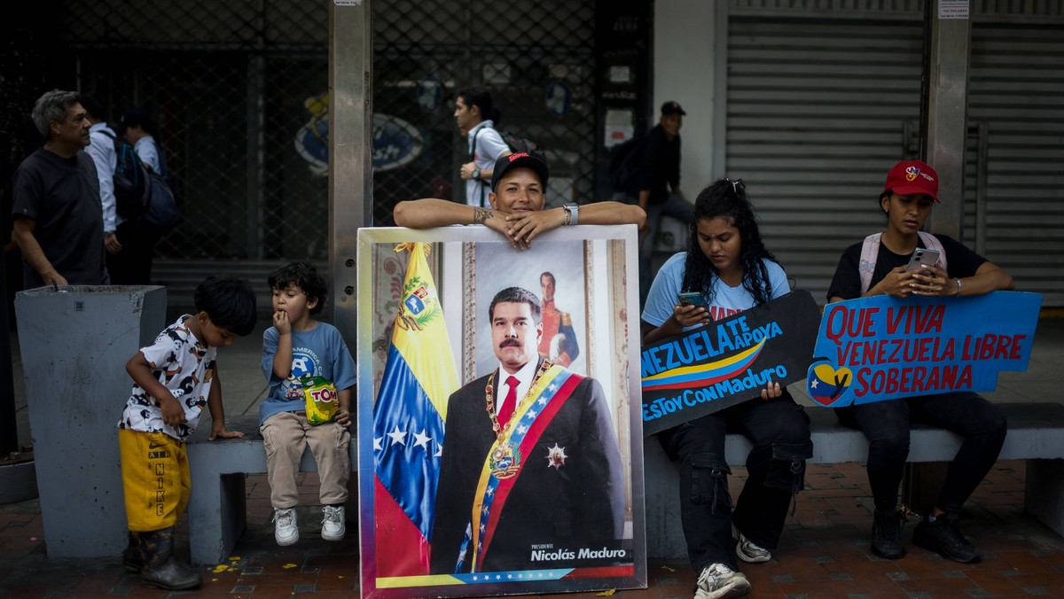 Wenezuelczycy okazują poparcie dla Maduro po tym, jak USA ogłosiło list gończy za dyktatorem.