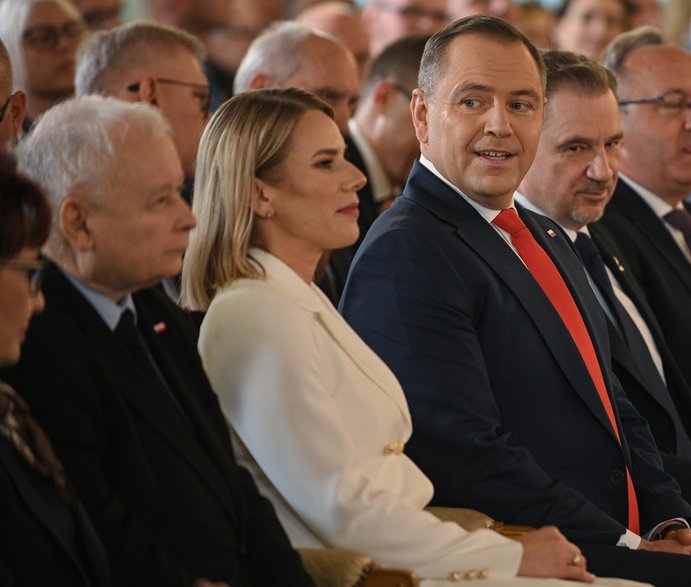 Uroczystość wręczenia prezydentowi uchwały PKW w sprawie stwierdzenia wyniku wyborów prezydenckich. Na zdjęcium.in. Jarosław Kaczyński i Karol Nawrocki