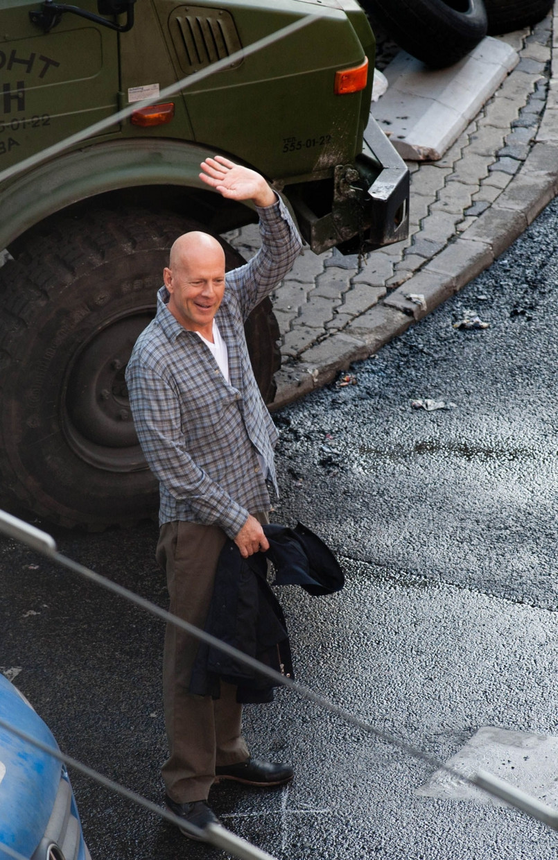 Tym razem John McClane jedzie do Moskwy, by uwolnić z aresztu swego syna. Na miejscu okazuje się, że okoliczności uwięzienia Johna McClane Jr. nie są takie, jak początkowo przypuszczał, a w sprawę zamieszani są terroryści