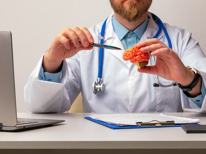 Šta uzrokuje meningitis i kako se prenosi