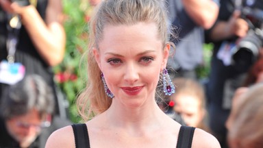 Amanda Seyfried w czerni na festiwalu w Wenecji. Wygląda jak milion dolarów