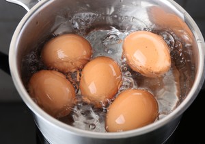 Kako da nijedno jaje ne pukne tokom kuvanja: Provereni trikovi iskusnih domaćica