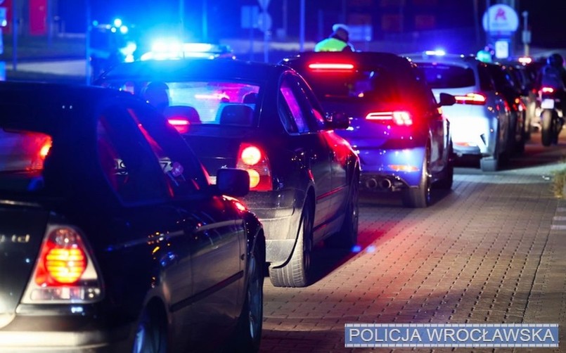 Miłośnicy tuningu i szybkiej jazdy spotkali się we Wrocławiu. Niespodziankę zgotowała im policja