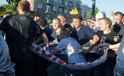 Przepychanki, race, okrzyki. Narodowcy kontra Obywatele Solidarni w sprawie "Klątwy"