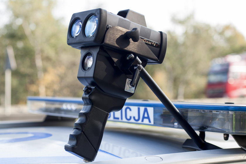 Policjanci testują laserowy radar