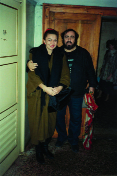 Z Luciano Pavarottim tuż po przesłuchaniu konkursowym w teatrze w Modenie, 1992 r.